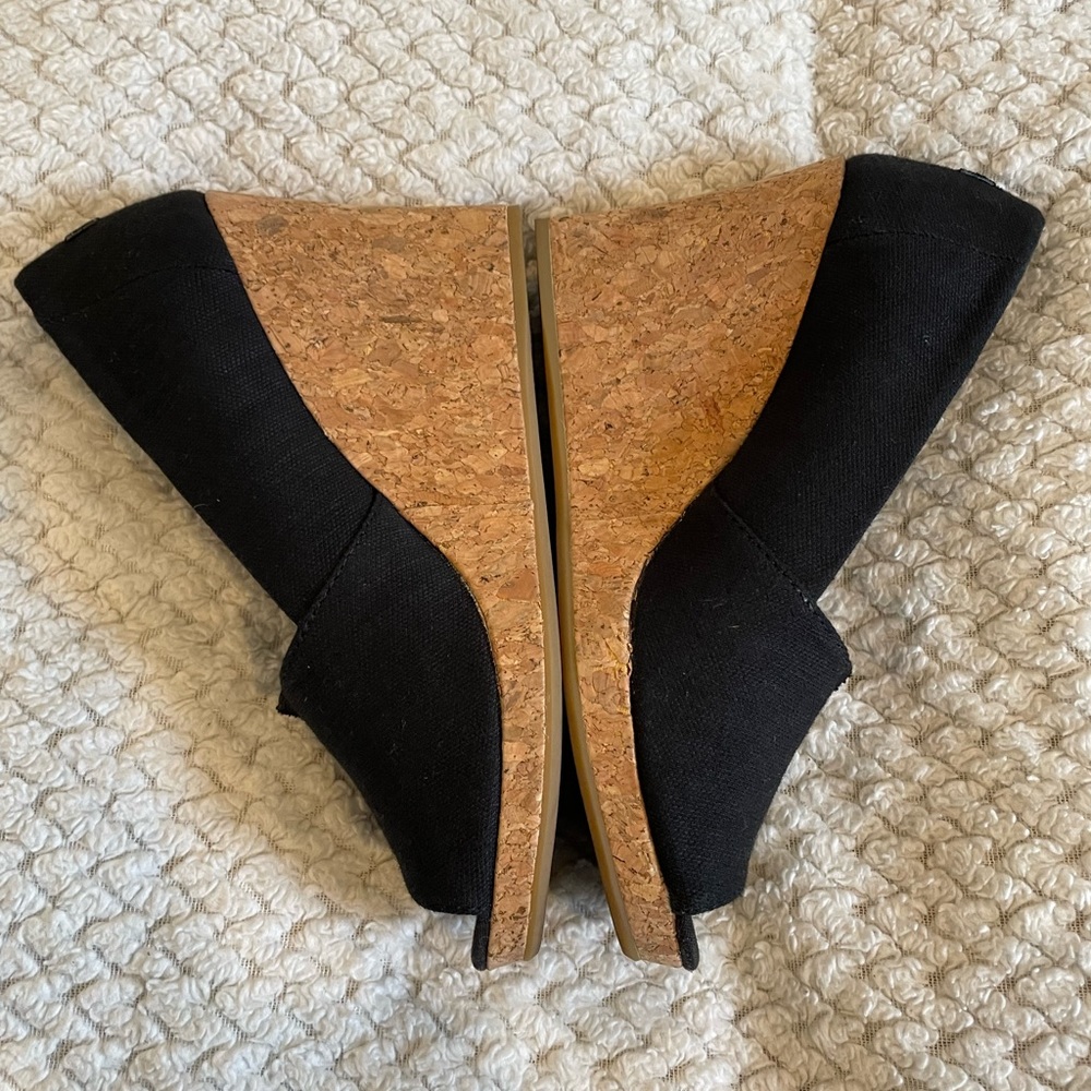 TOMS black canvas wedge - size 6